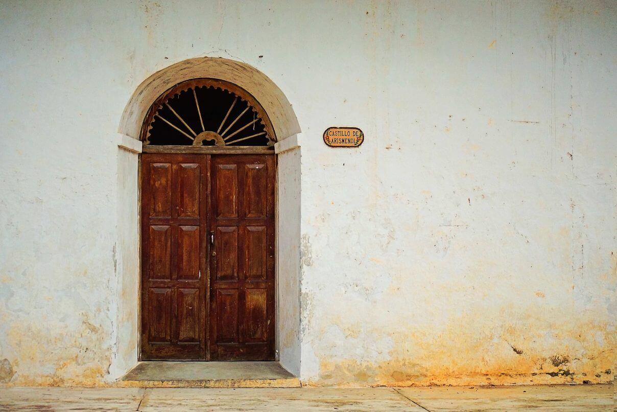 Старинна входна врата